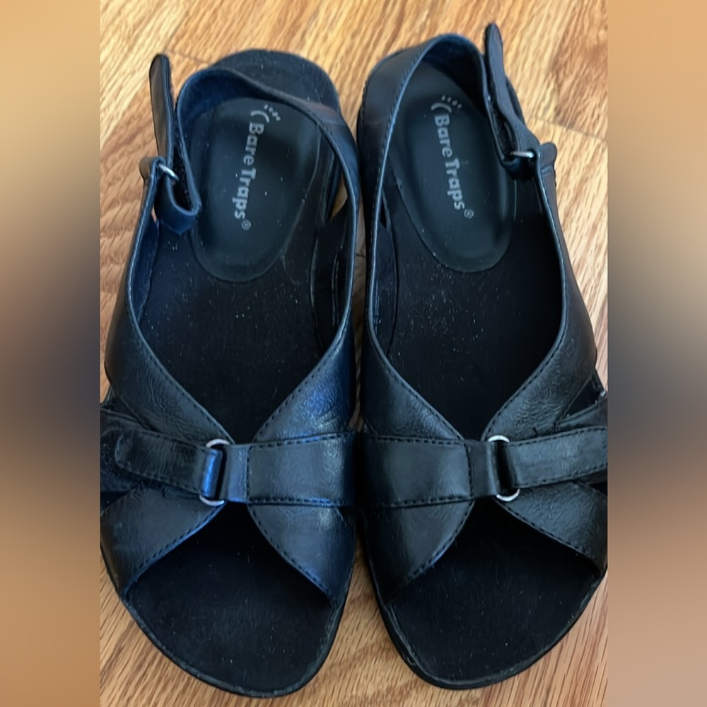BARE TRAPS leather sandals. 8M
